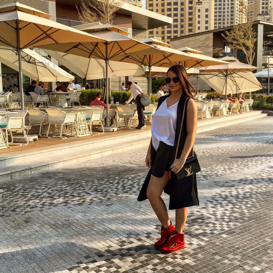 Betty stie sa isi puna corpul in evidenta