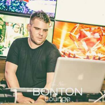 Alex Dumitrache lucrează ca DJ în mai multe cluburi din capitală