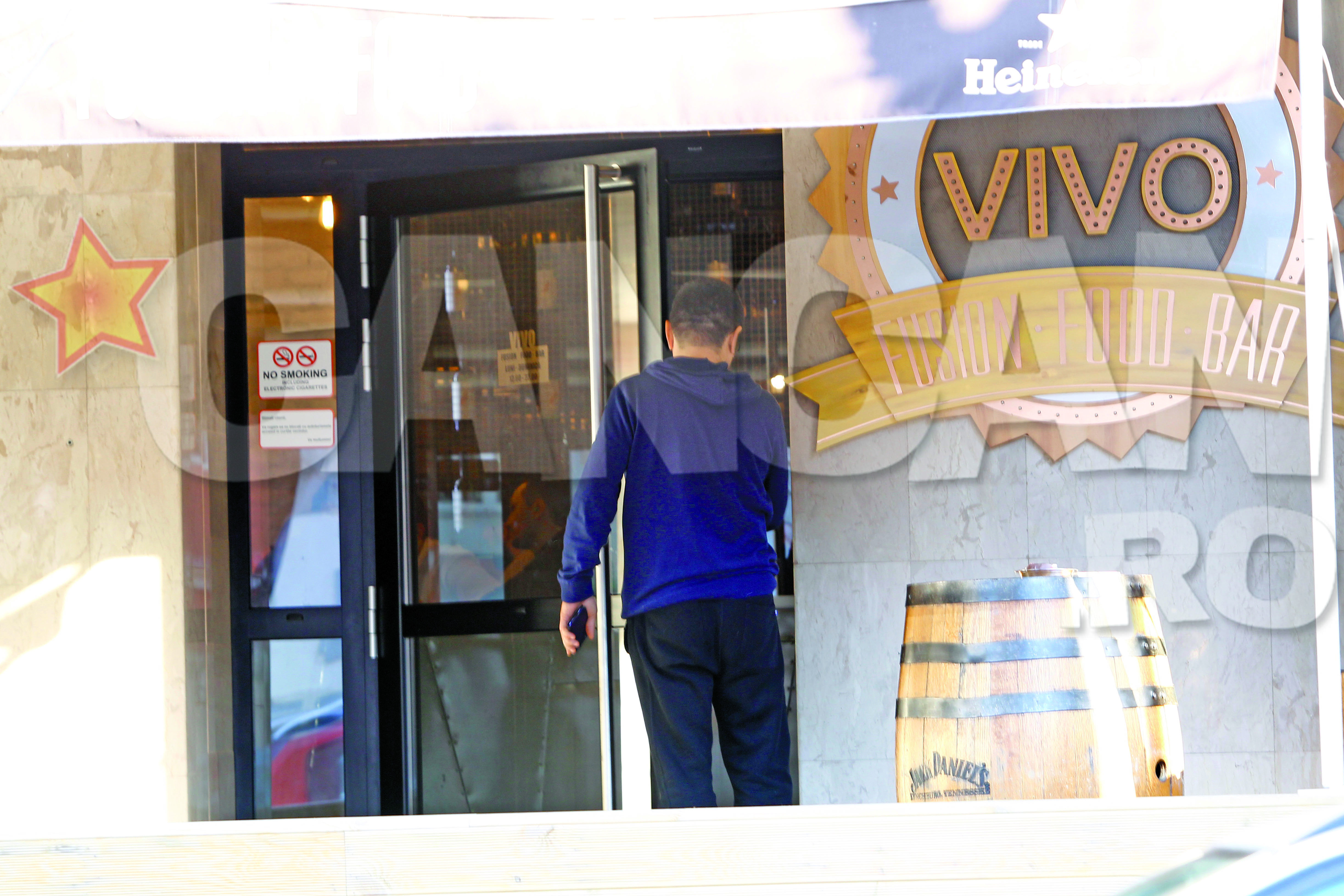 Dupa ce si-a lasat familia sa intre sa ocupe repede o masa in local, Margineanu a dat fuga sa manance burgeri si cartofi prajiti