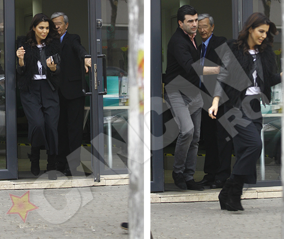 Simona si sotul ei ies multumiti si fericiti din banca