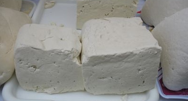 Bacteria E.coli a fost gasita de inspectorii ANSVSA in probe de carne de pui si in branza de vaci