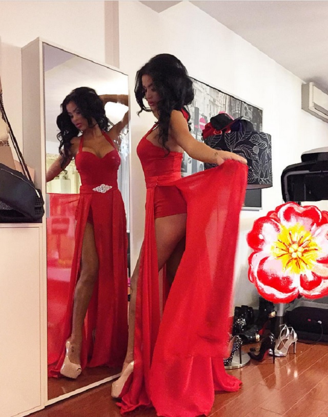 Bruneta este o tanara sexy