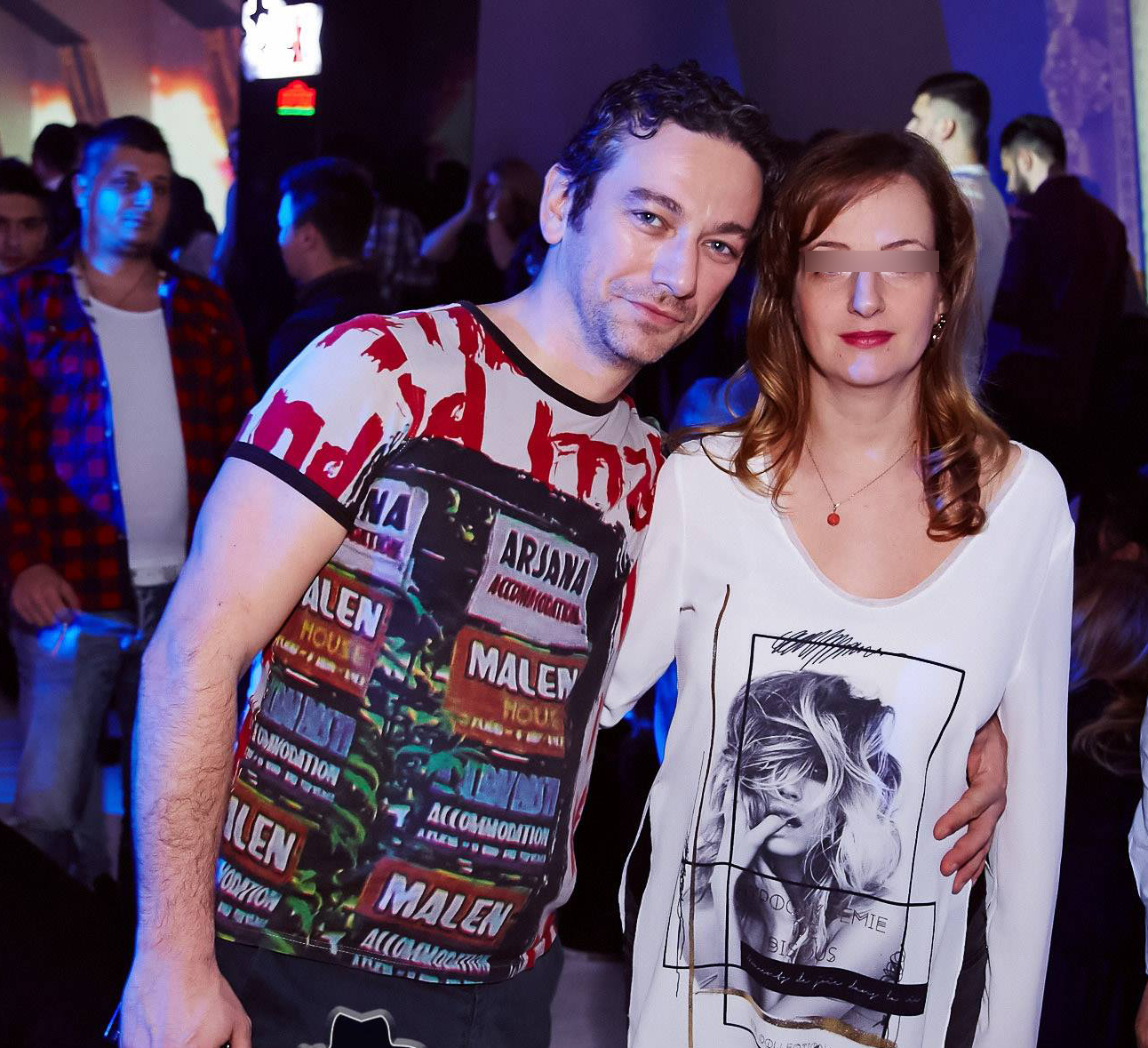 Medicul Radu Zamfir petrece în club împreună cu soţia sa.