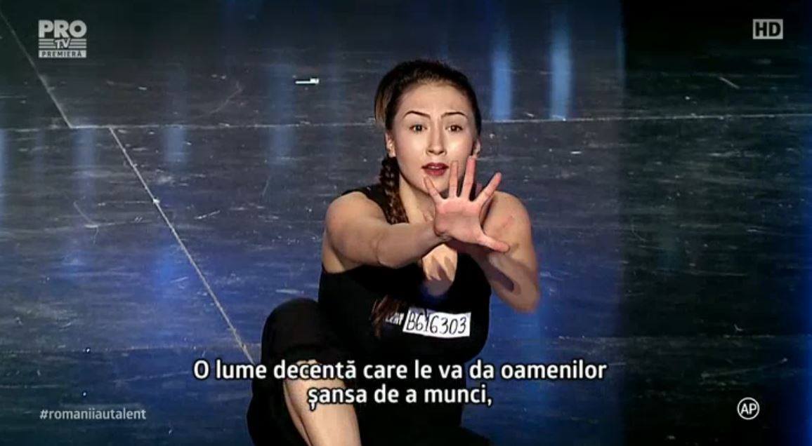 Un moment artistic cu rafinament, la lmita unui numar de contorsionist.