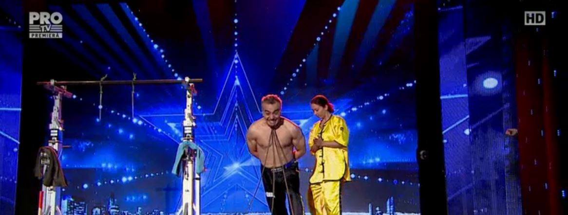 Un moment periculos-joaca cu cuţitele- a lăsat-o pe Andra cu gura căscată!