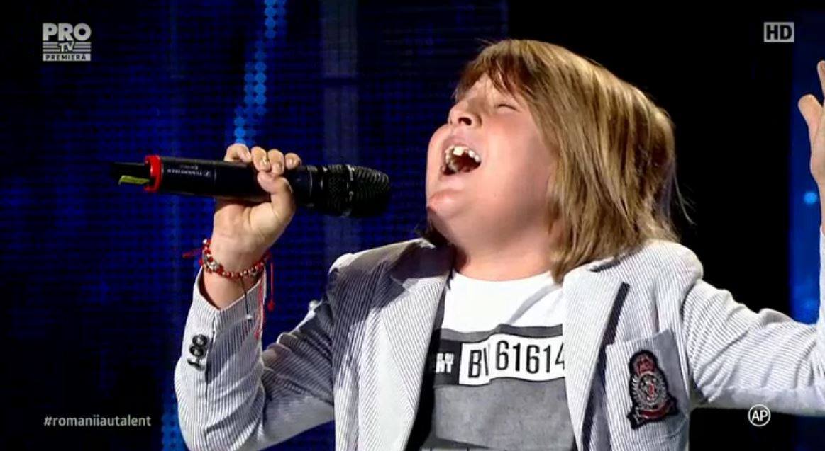 Publicul a amutit cand el a intrat pe scena!