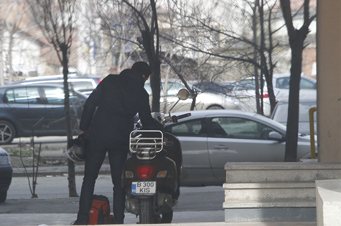 Tudy calareşte un scuter