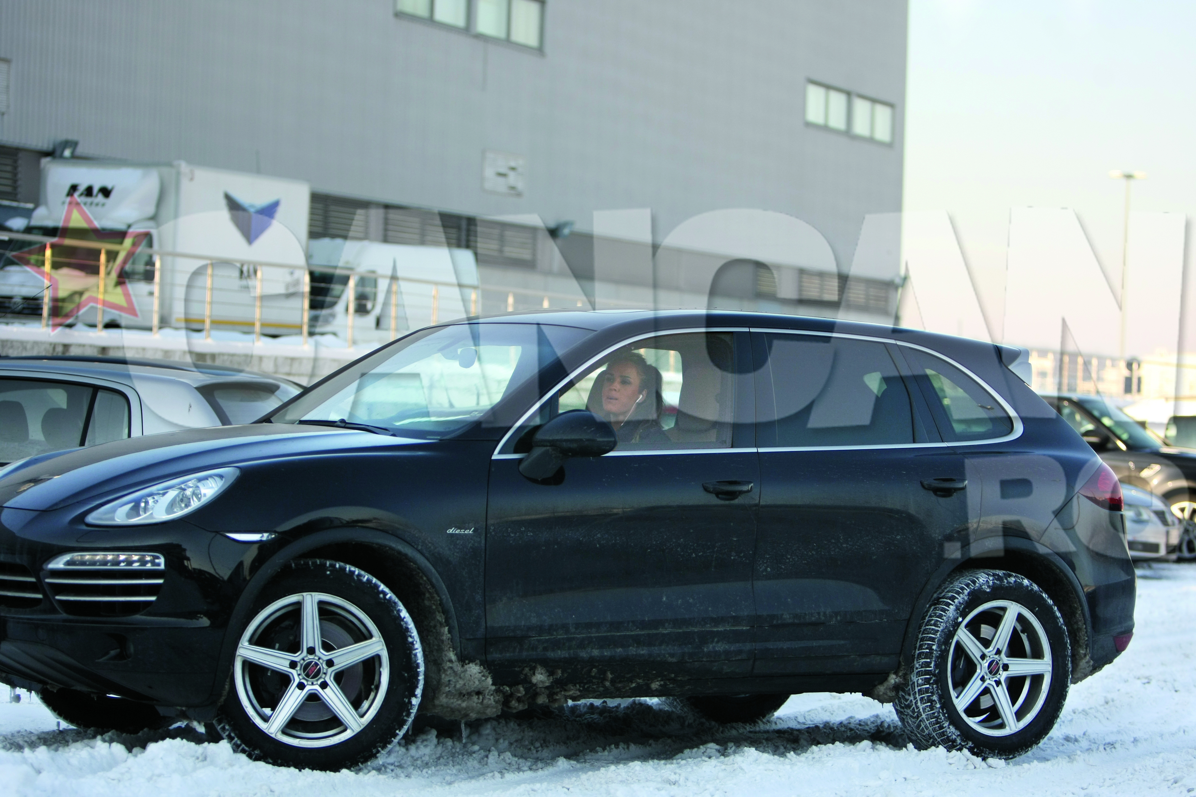 Diana incearca sa iasa din parcare cu bolidul sau de lux