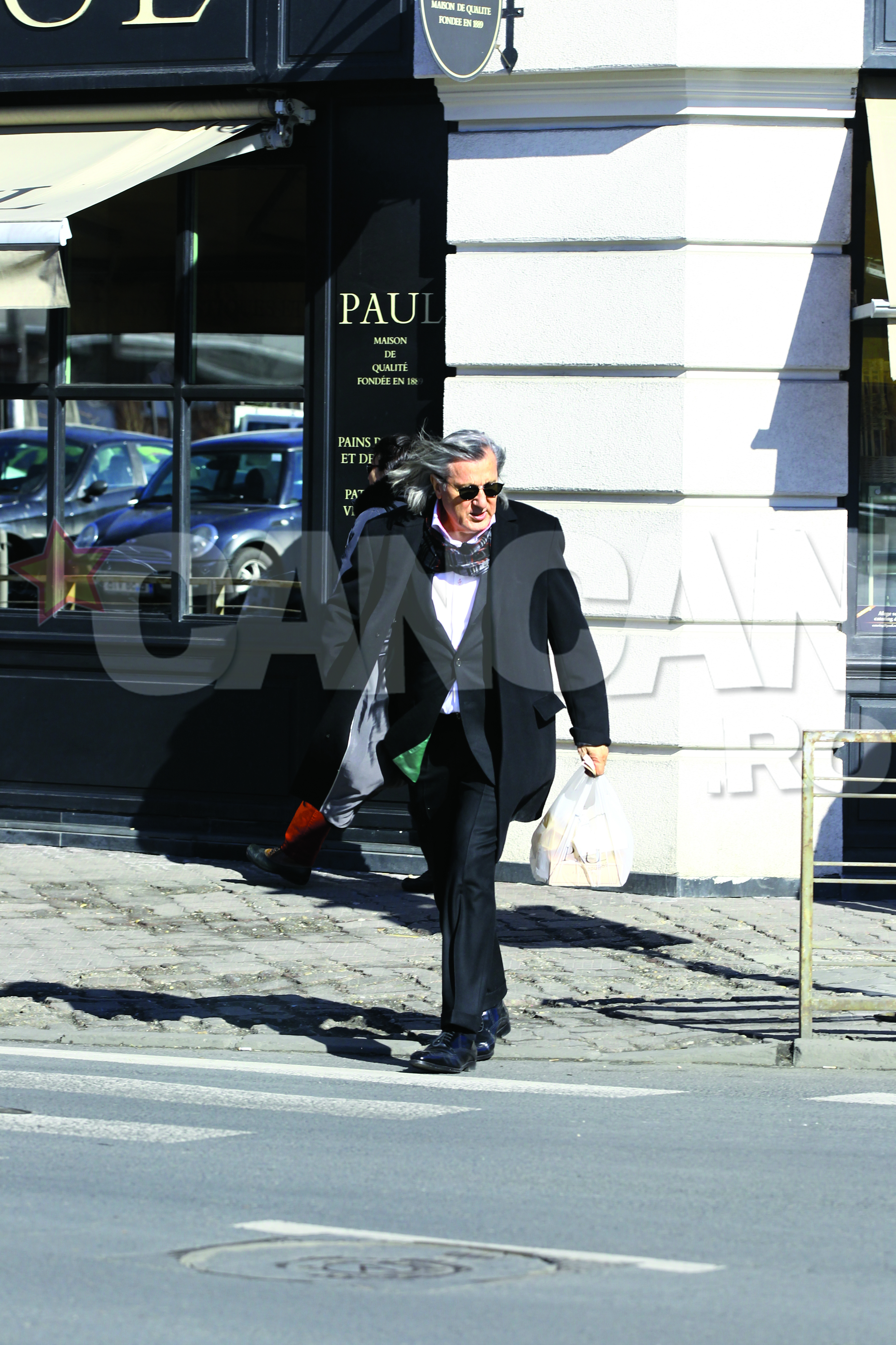 Constient ca nu a parcat intr-un loc permis, Nastase se grabeste sa ajunga la masina