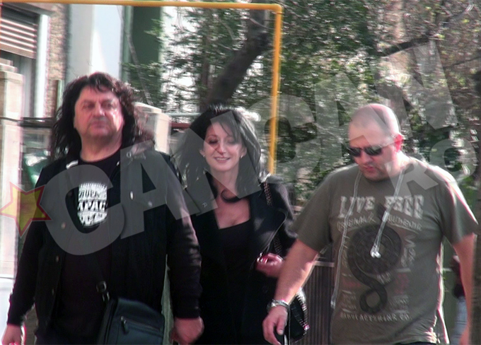 Paul Ciuci alături de o brunetă