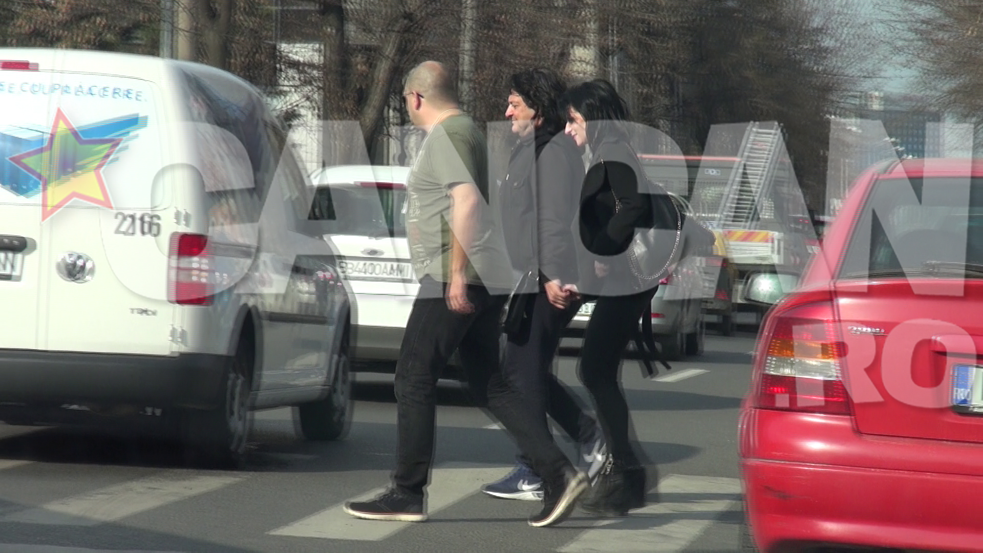 Solistul trupei Compact îsi duce iubita la restaurant