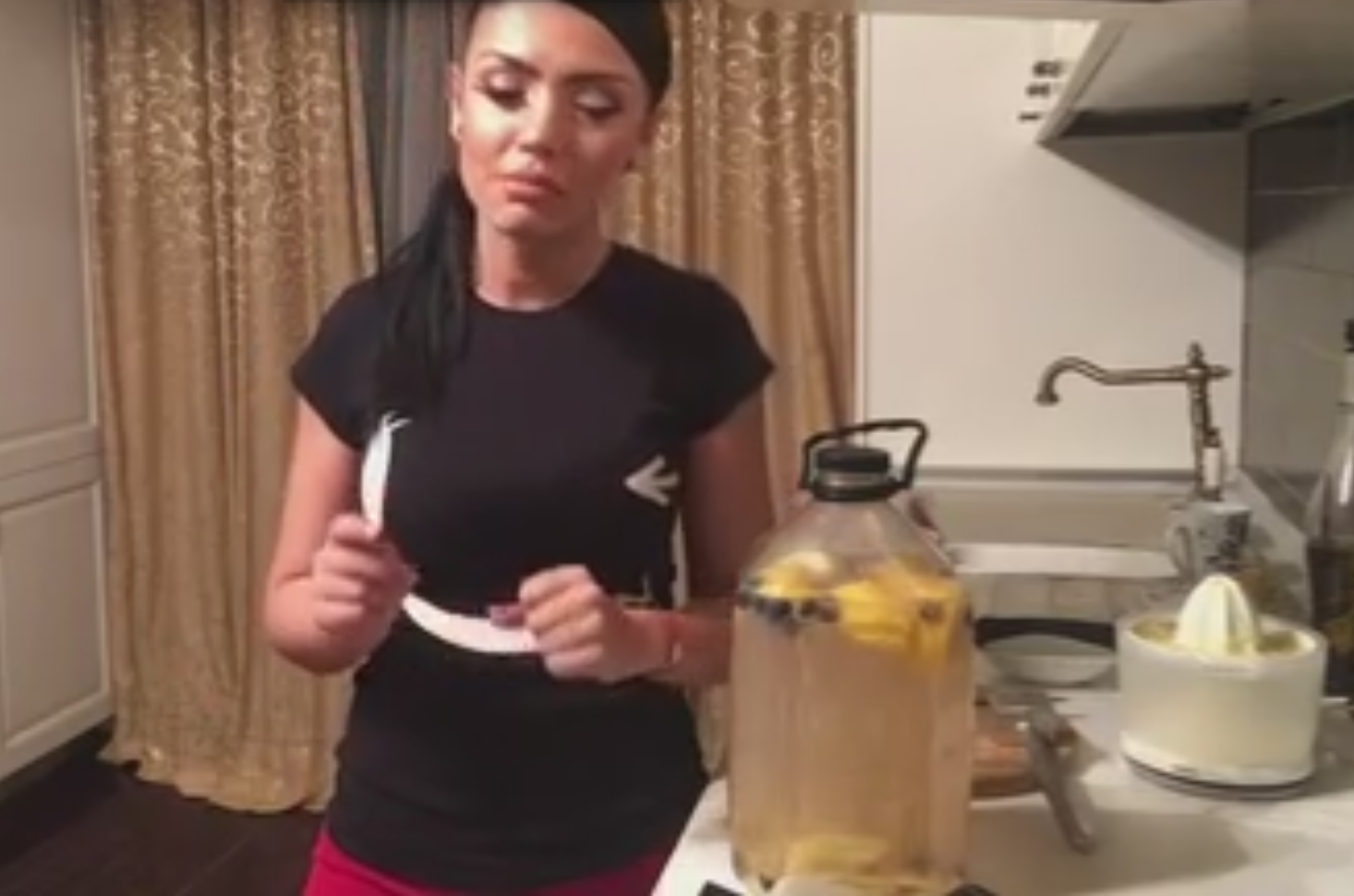 Bruneta este o mamica sexy