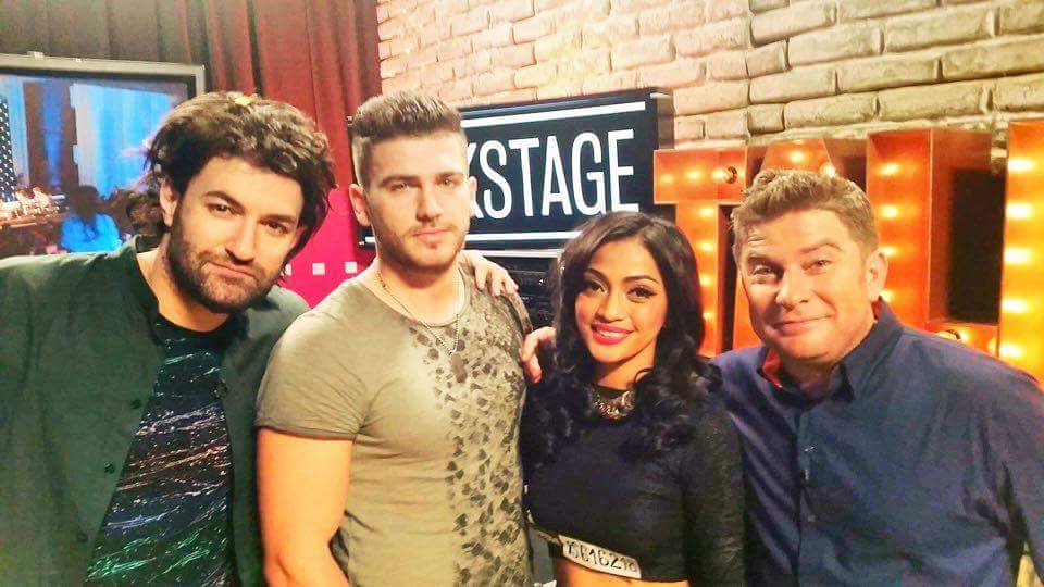 Pentru a avea ca amintire acest moment deosebit, cei doi si-au facut o fotografie, in culise, alaturi de Pavel Bartos si Smiley