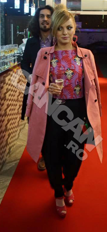 Alexandra Stan impreuna cu iubitul ei la un eveniment monden.