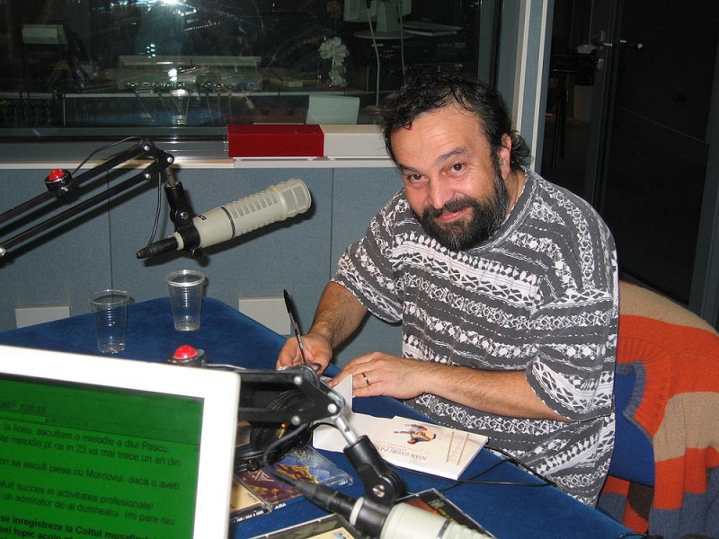 Gyuri Pascu, într-un studio de radio.