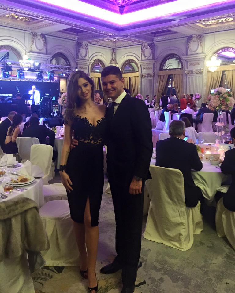 Laura Dinccă este fericită alături Cristian Boureanu, care are grijă să înveţe pentru examenul maturităţii