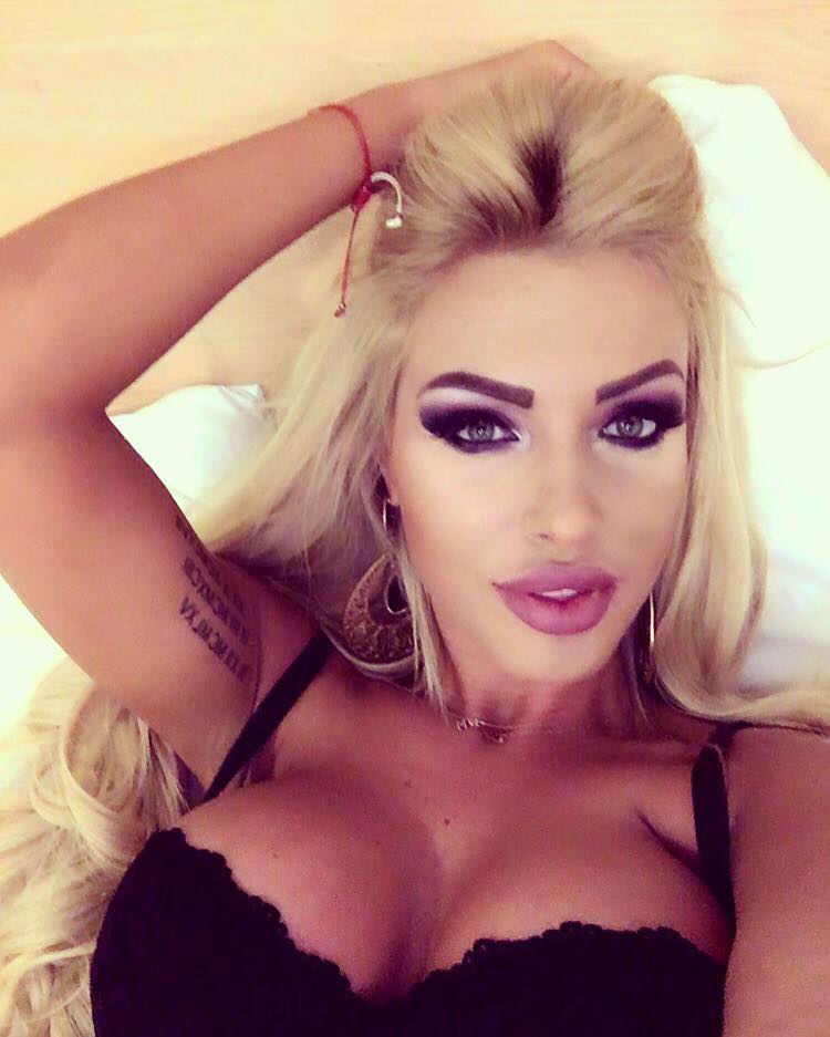 Loredana Chivu se laudă cu un bust generos, după ce şi-a pus silicoane.