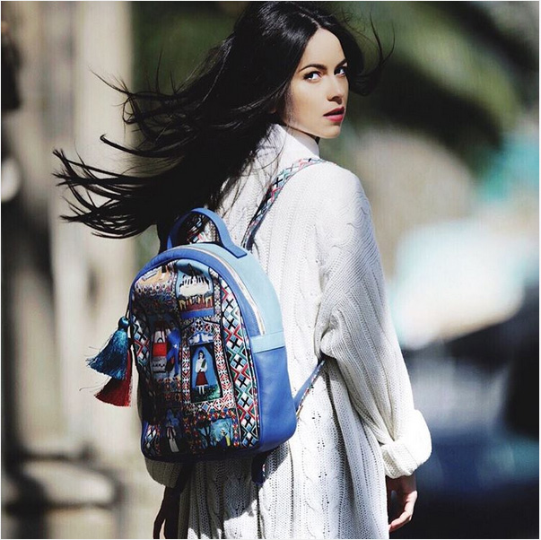 Inna a purtat un ghiozdan cu motive tradiţionale româneşti