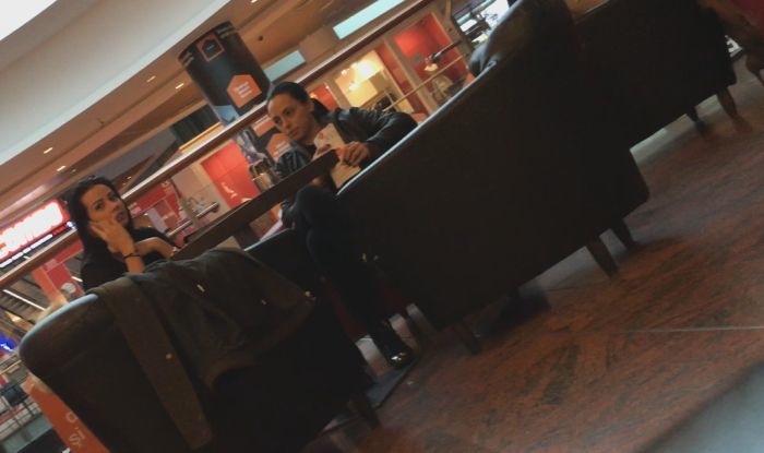 Iuliana Luciu vorbeşte cu o prietenă