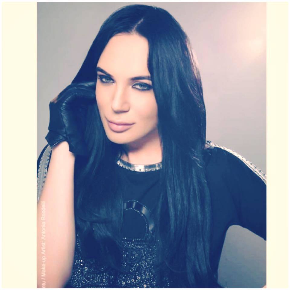 Aşa arată în prezent Adi Constantin hairstylist-ul vedetelor din România. Sursa foto: Facebook