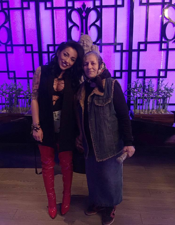 Ruby a mers în club cu bunica ei