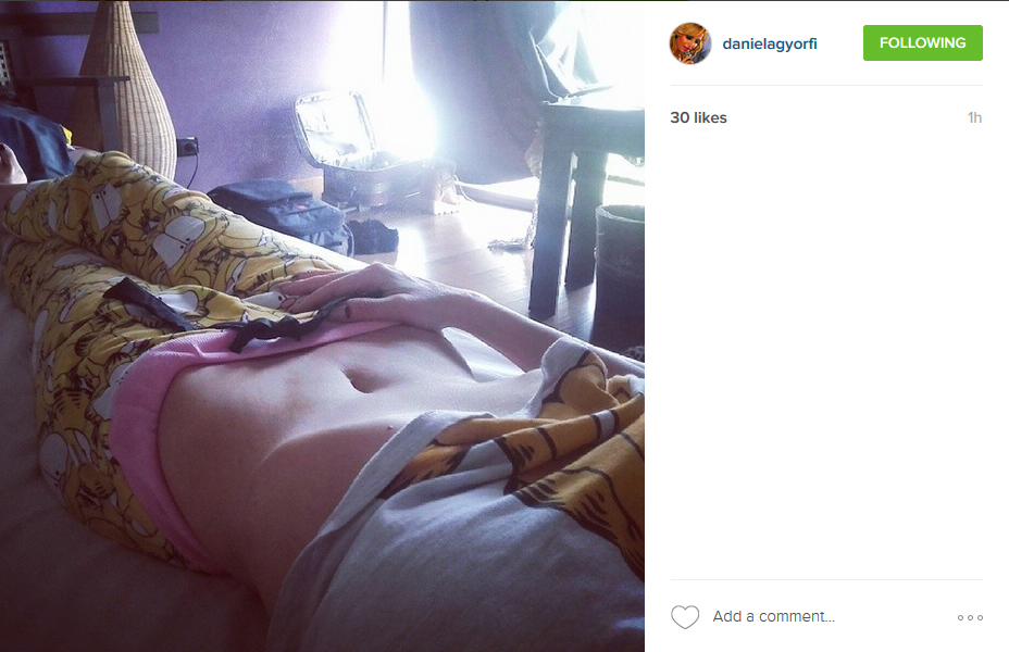 Daniela Gyorfi pare să se relaxeze într-o pereche de pantaloni comozi