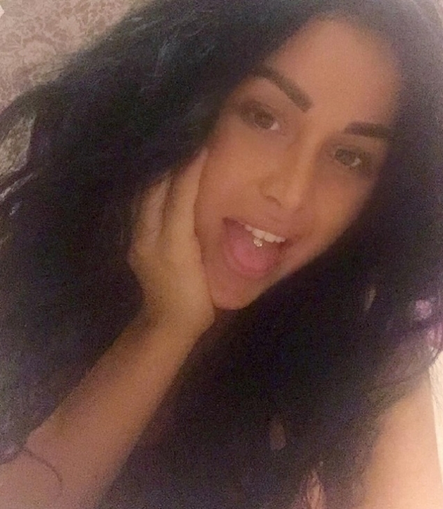 Daniela Crudu şi-a pus piercing în limbă.