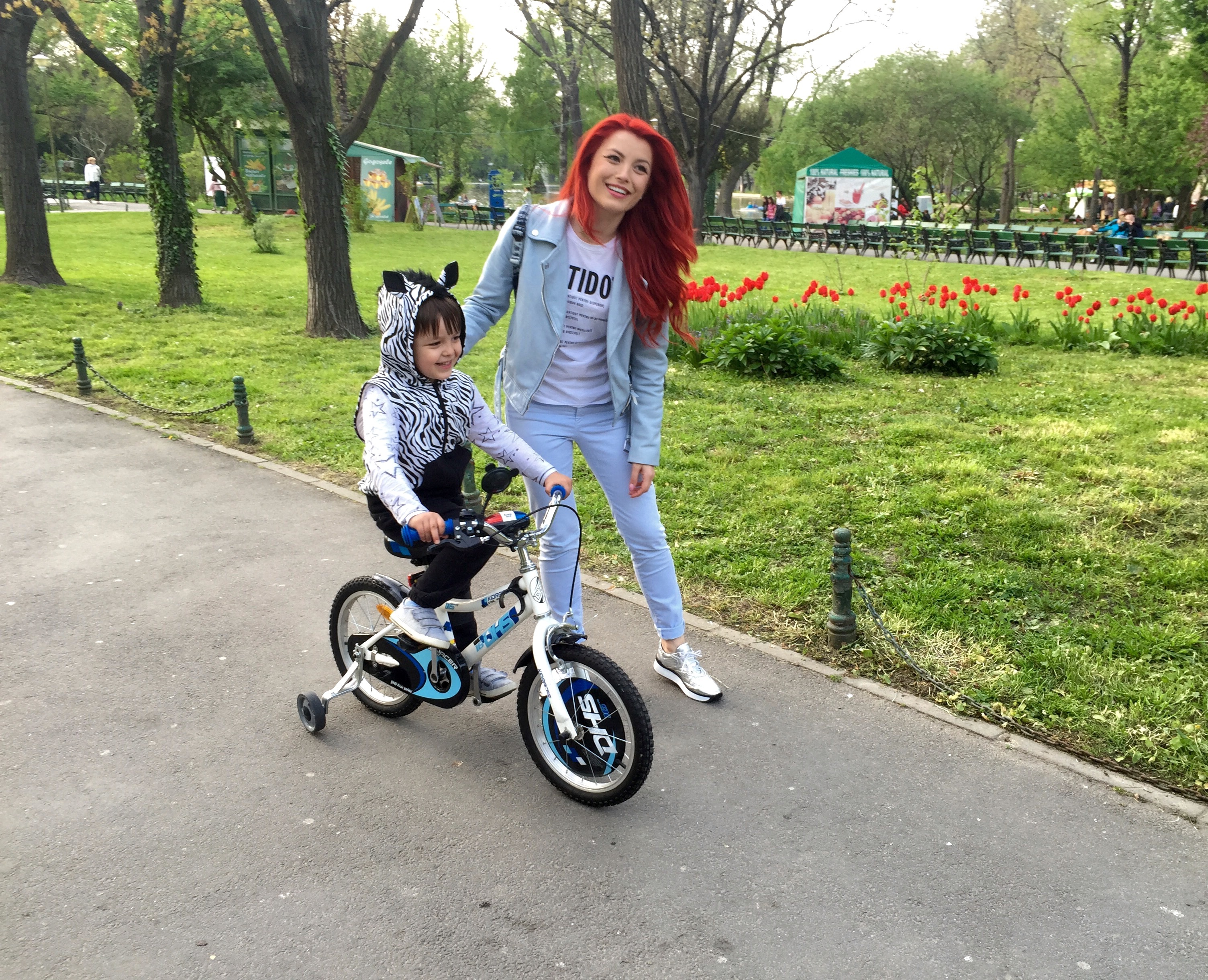 Când nu are concerte, Elena Gheorghe iese cu fiul ei la plimbare