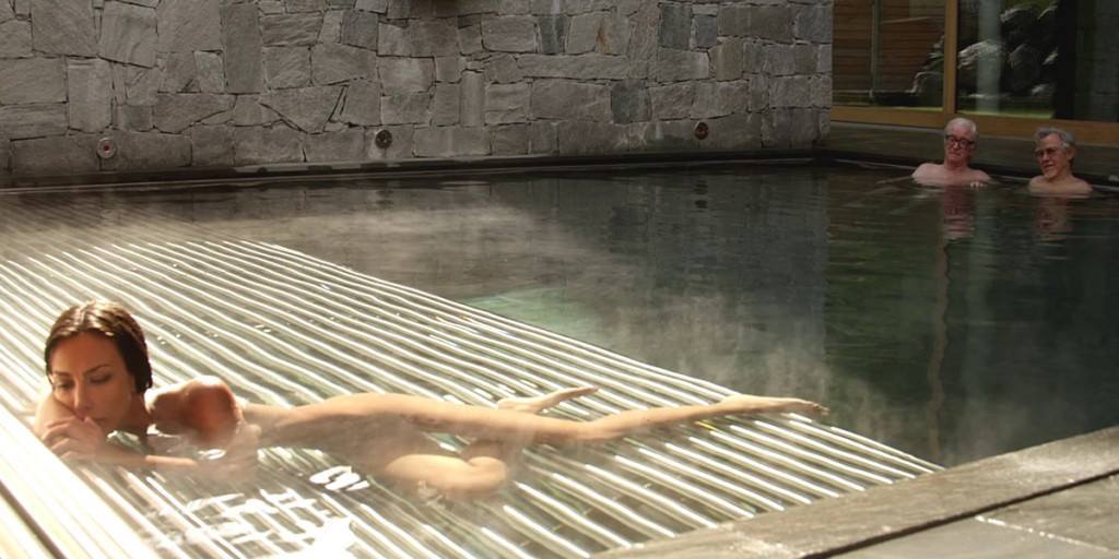 Mădălina Ghenea goală în film