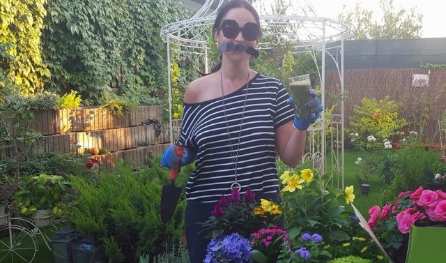 Andreea Marin în grădină cu mustaţă
