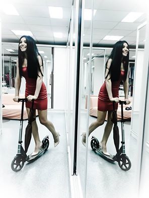 Corina Caragea a încercat un nou sport, mersul pe trotinetă.