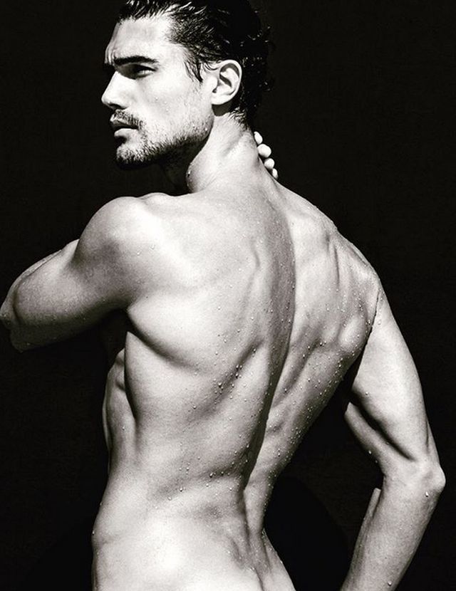 Andrei Andrei se dezbracă de haine pe reţelele de socializare.
