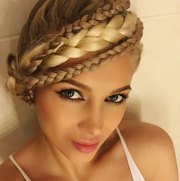 Lora şi-a realizat o împletitură, care a stârnit curiozitatea fanilor.