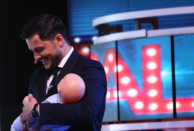 Liviu pare să aibă talent la ţinut bebeluşi în braţe