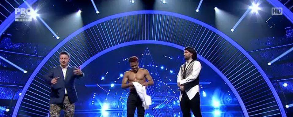 Crash a cucerit prin mişcările sale de pe scenă.