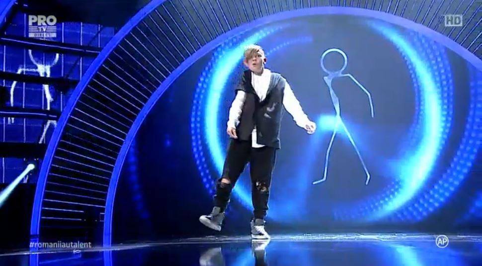 Deşi este atât de tânăr, el simte muzica şi trăieşte la intensitate maximă fiecare mişcare de pe scenă.