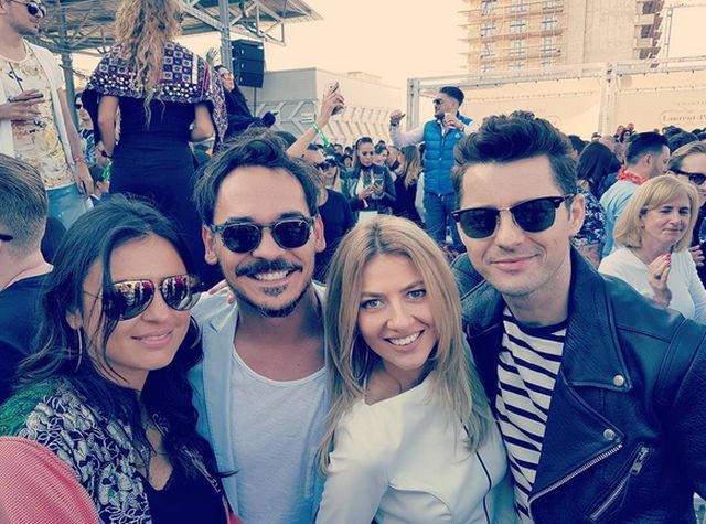 Cei patru prieteni au petrecut împreună într-un club