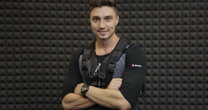 Tibi este student la facultatea de educaţie fizică şi sport. Acesta a devenit antrenorul de fitness al multor vedete