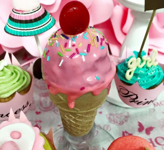 Aşa arată prăjiturile de la botez