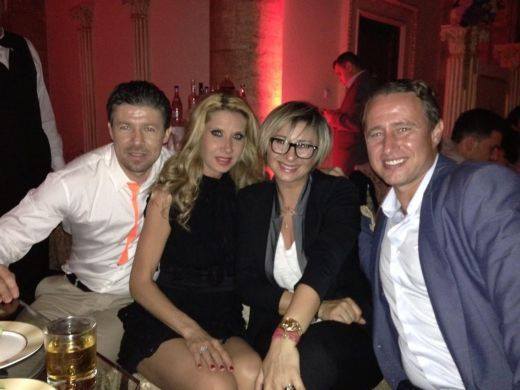 Bogdan Mara, împreună cu Dana şi familia Reghecampf- Prodan, la o petrecere.