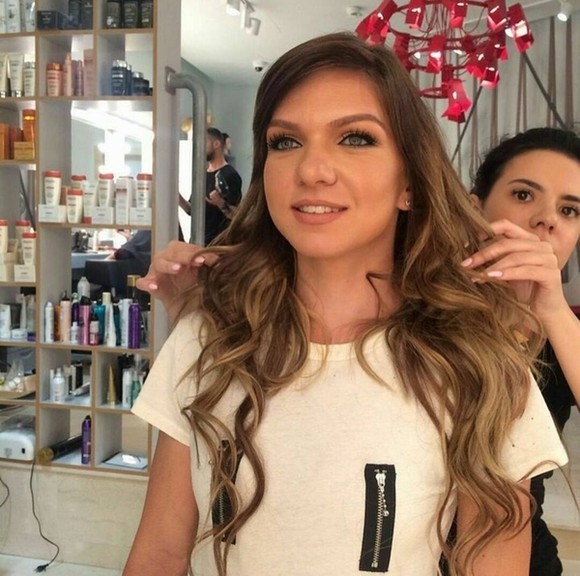 Simona şi-a schimbat look-ul, cu ajutorul unor extensii.