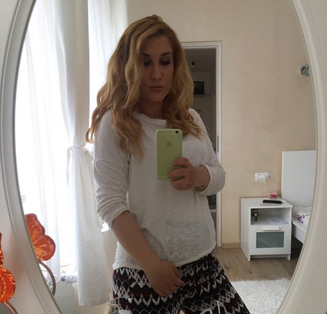 Adda şi-a etalat burtica de gravidă