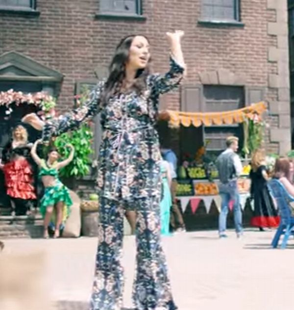 Andra a purtat un compleu înflorat.