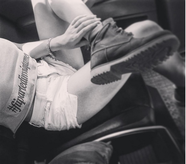 Fiica lui Adi Minune pozează din ce în ce mai sexy.