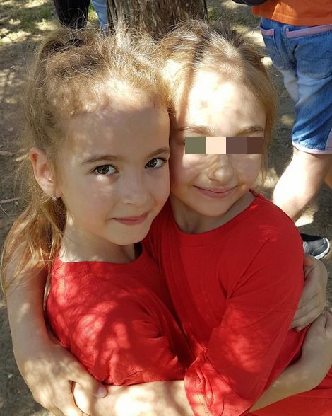 Sofia, fiica Andreei Bănică, împreună cu prietena sa