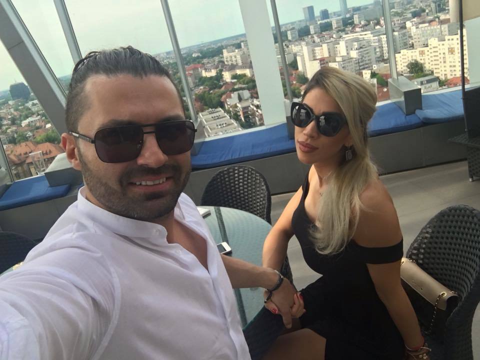 Pepe îşi ţine de mână soţia.