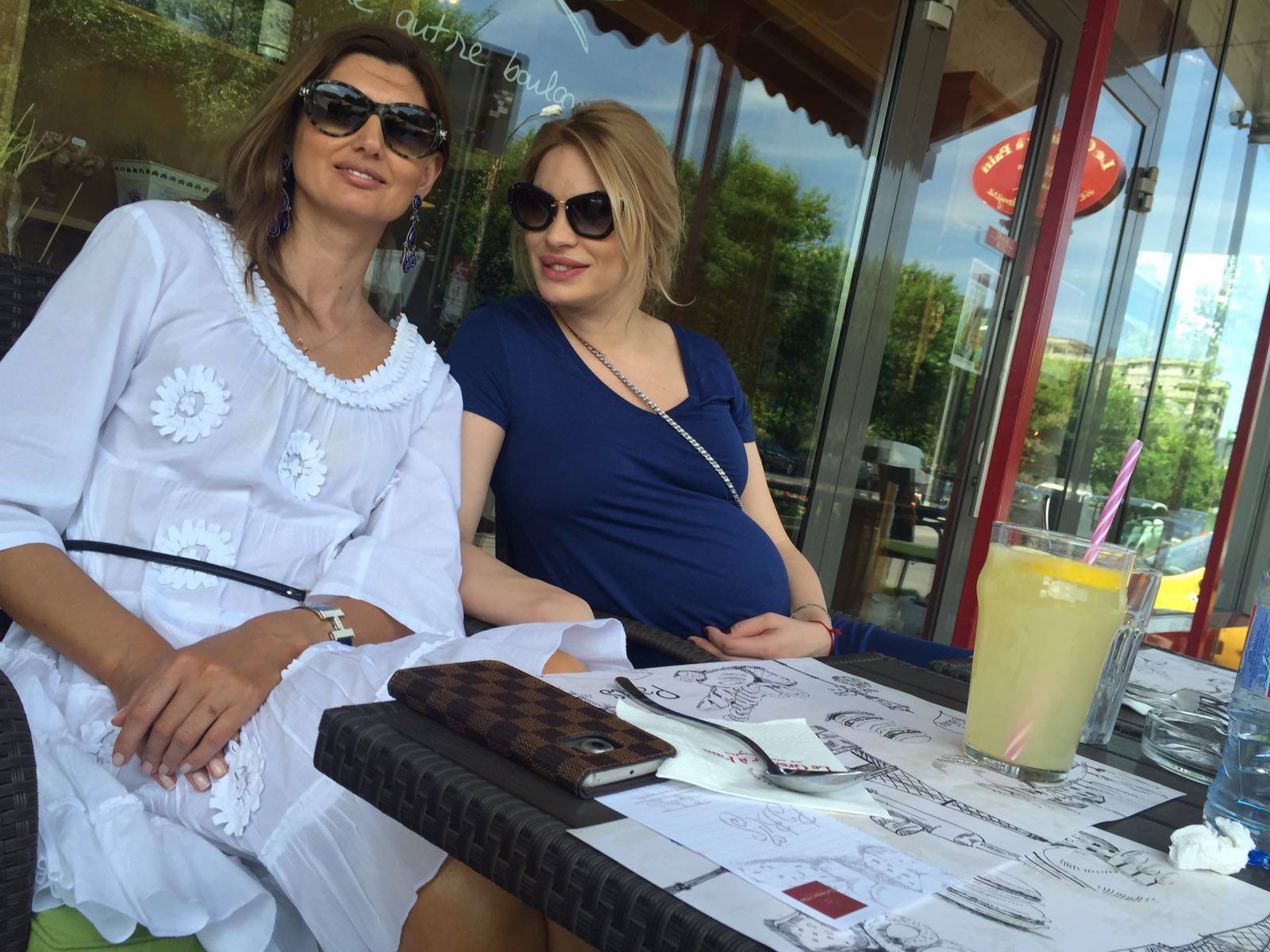 Valentina Pelinel se relaxează alături de o prietenă.