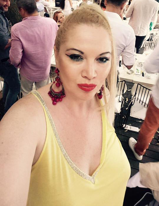 Oana Lis dansează lasciv la terasa El Capitan, din Snagov.