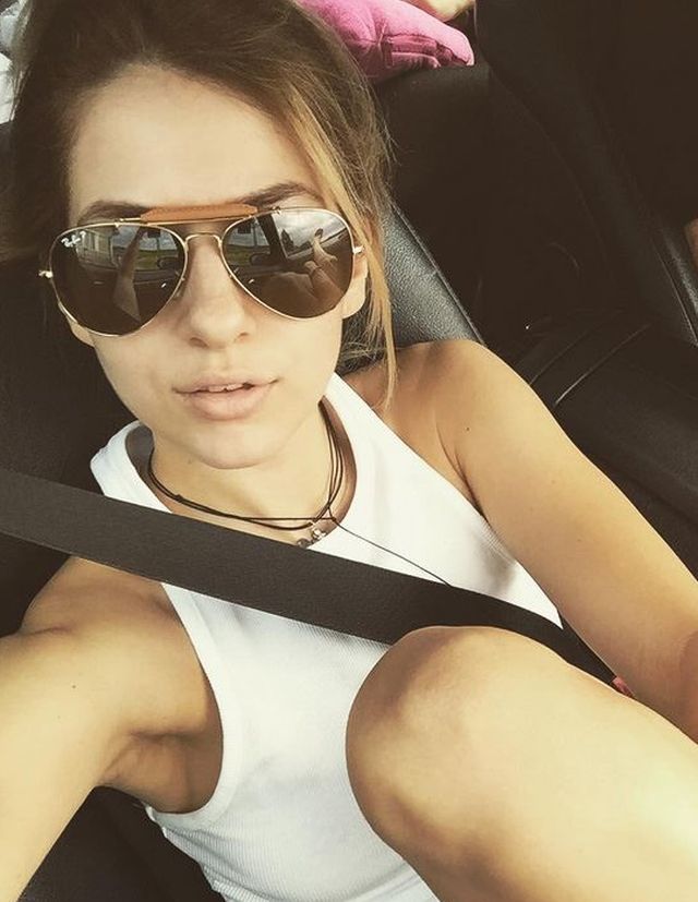 Lidia Buble merge cu picioarele pe bordul maşinii