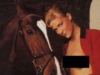 Roxana a pozat goală lângă un cal.